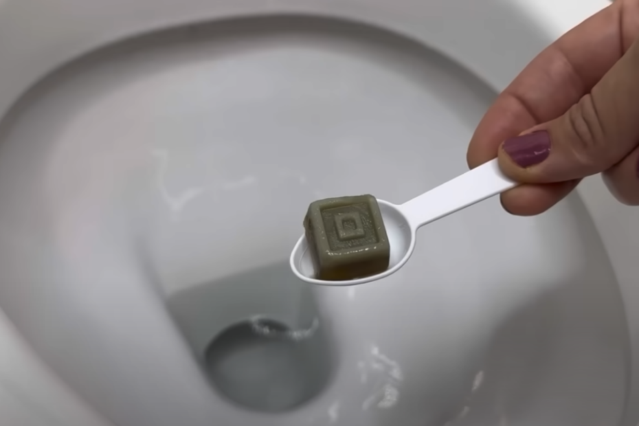 Stačí ho hodit do záchodu: odolné žluté skvrny a vodní kámen zmizí po jediném spláchnutí!